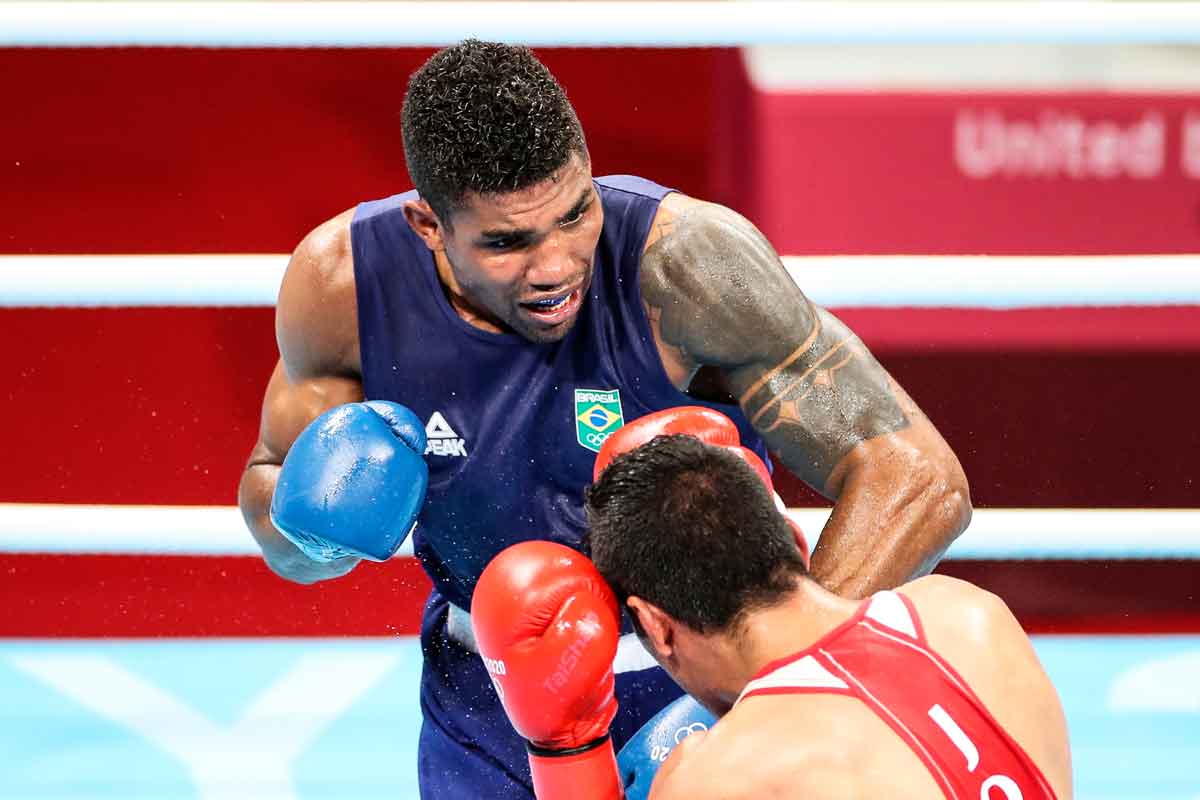 Abner Teixeira garante medalha ao avançar à semifinal do boxe na categoria peso pesado