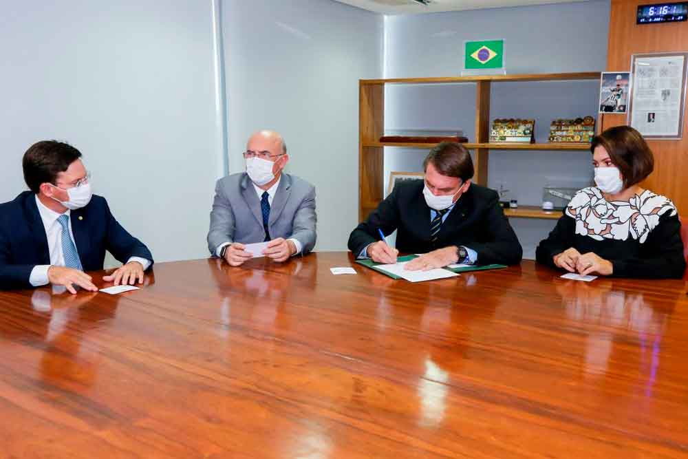 Decreto do Programa Integra Brasil é assinado por Bolsonaro na presença do presidente Antônio Hora