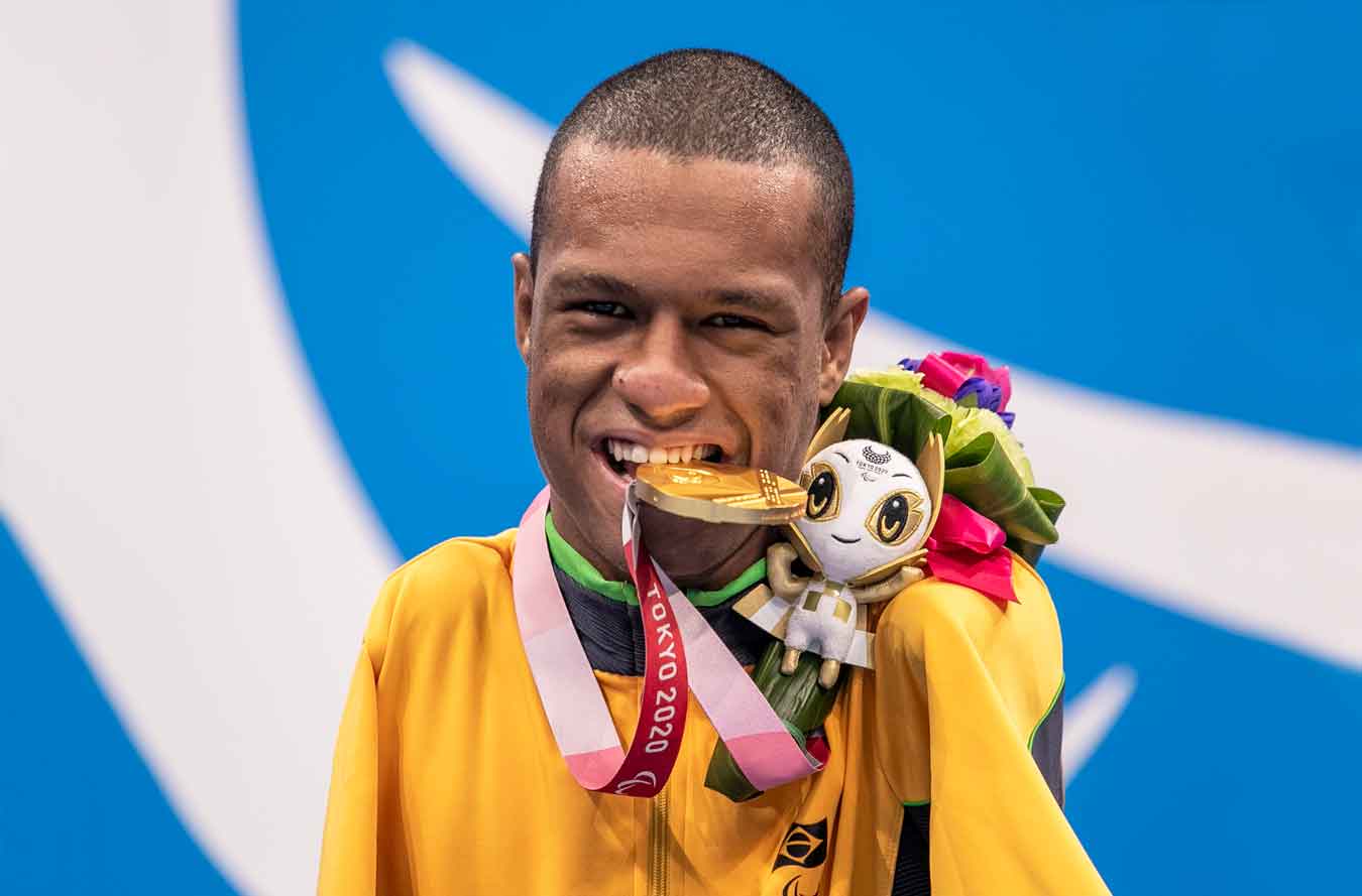 É ouro! Gabriel Araújo domina e vence prova dos 200m livres na Paralimpíada