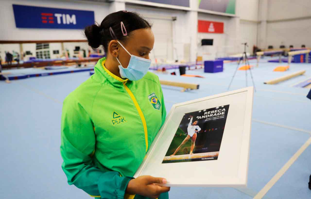 Após ouro e prata em Tóquio, Rebeca Andrade é homenageada com painel no Centro de Treinamento do COB
