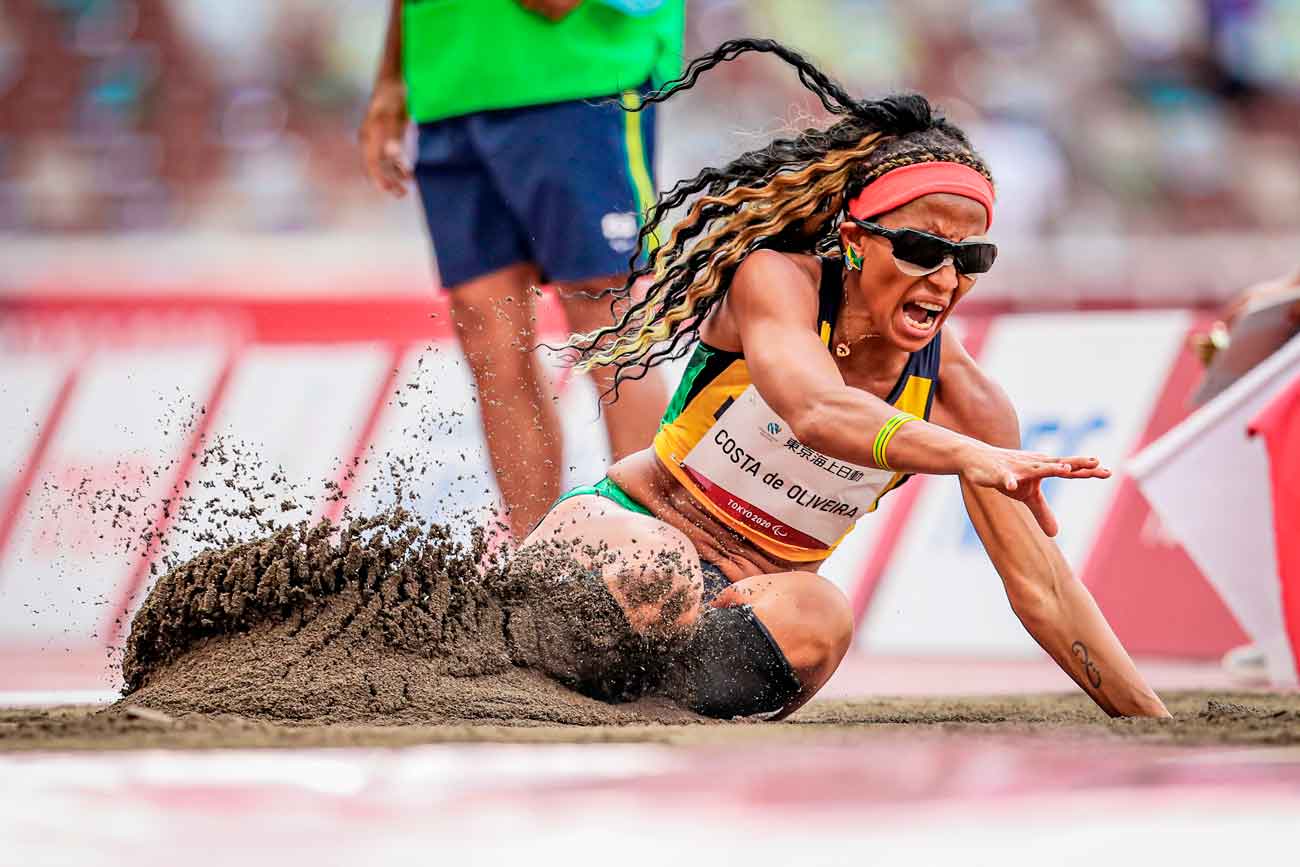 Silvânia Costa é bicampeã paralímpica ao atingir 5m no salto em distância pela classe T11