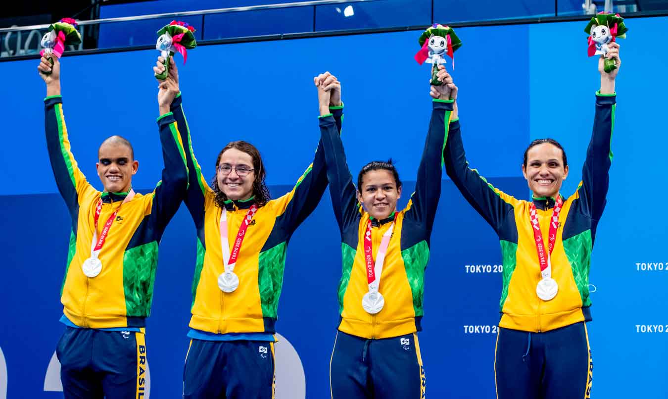 Brasil é prata na natação no revezamento misto 4x100m em Tóquio