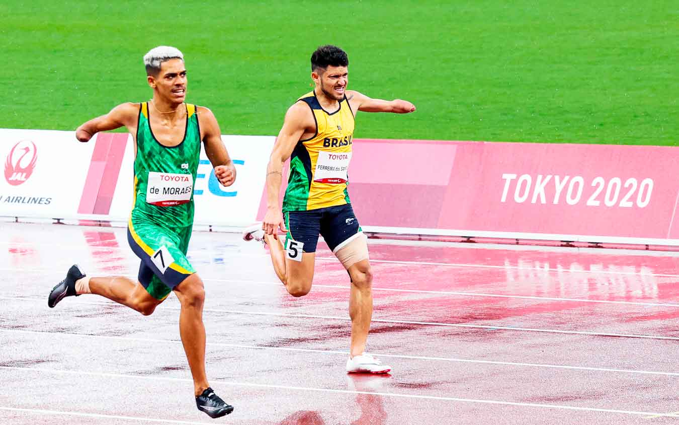 Thomaz de Moraes e Petrúcio Ferreira são prata e bronze em prova com recorde mundial