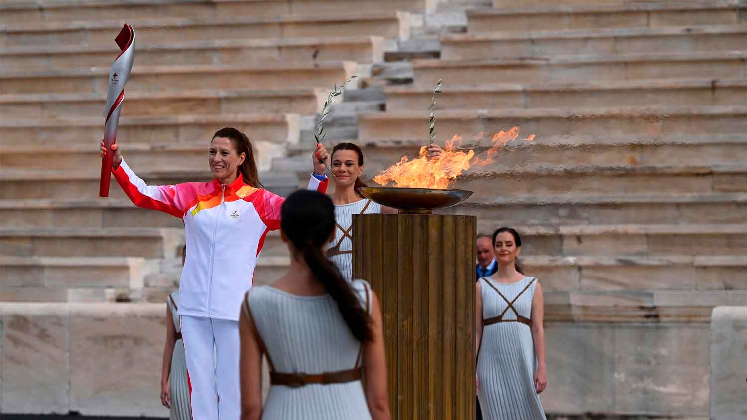 A chama olímpica está a caminho de Pequim após cerimônia no Estádio Panatenaico, em Atenas