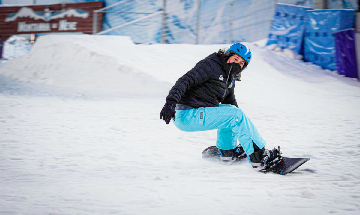 Isabel Clark pratica snowboard em solo brasileiro pela primeira vez