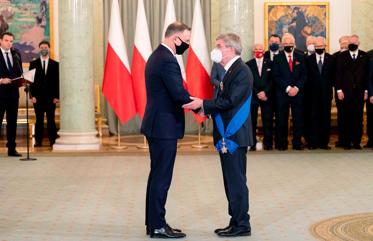 Em visita ao país, presidente do COI recebe Ordem do Mérito da Polônia