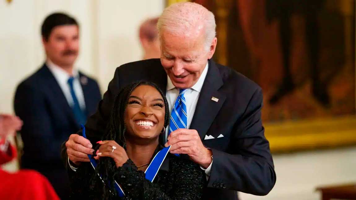 Biles é mais jovem cidadã a receber medalha presidencial nos EUA