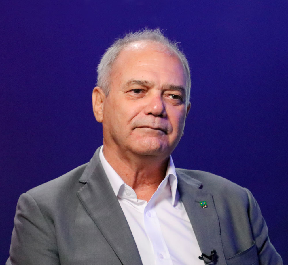 Paulo Wanderley corta microfone do presidente da Confederação Brasileira de Skate e causa constrangimento