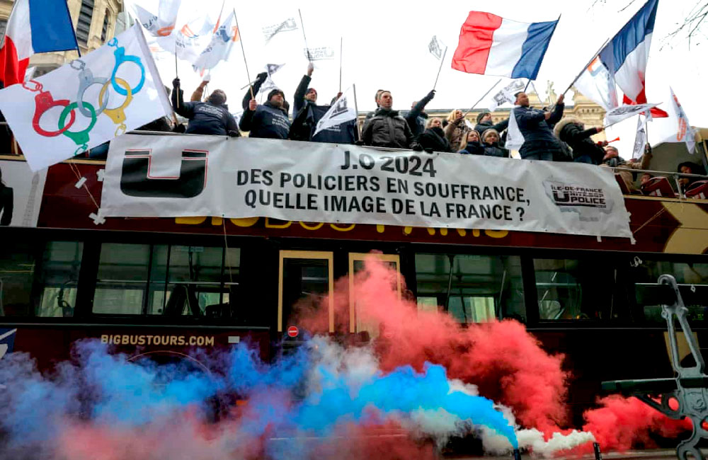 Policias protestam em Paris por melhores condições de trabalho nos Jogos Olímpicos