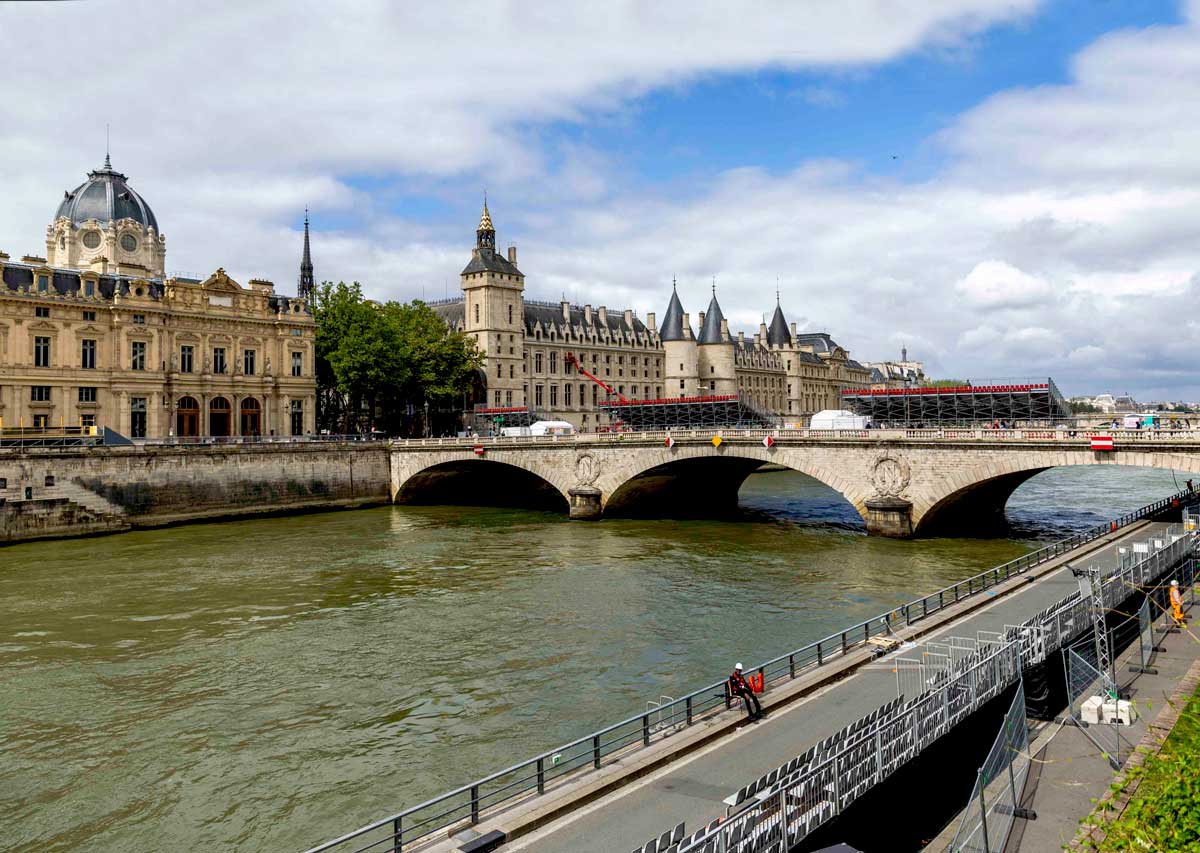 Prefeita de Paris nada no Rio Sena antes das Olimpíadas