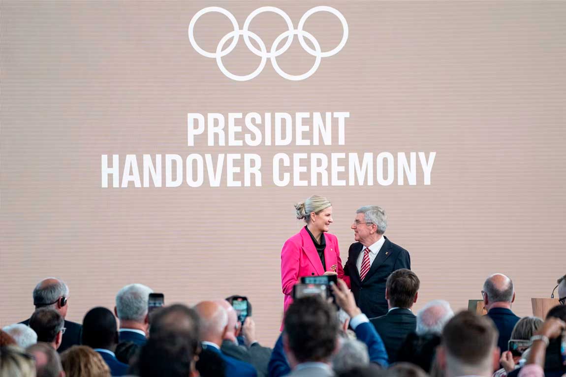 Kirsty Coventry assume o comando do COI e se torna a primeira mulher a liderar o Movimento Olímpico