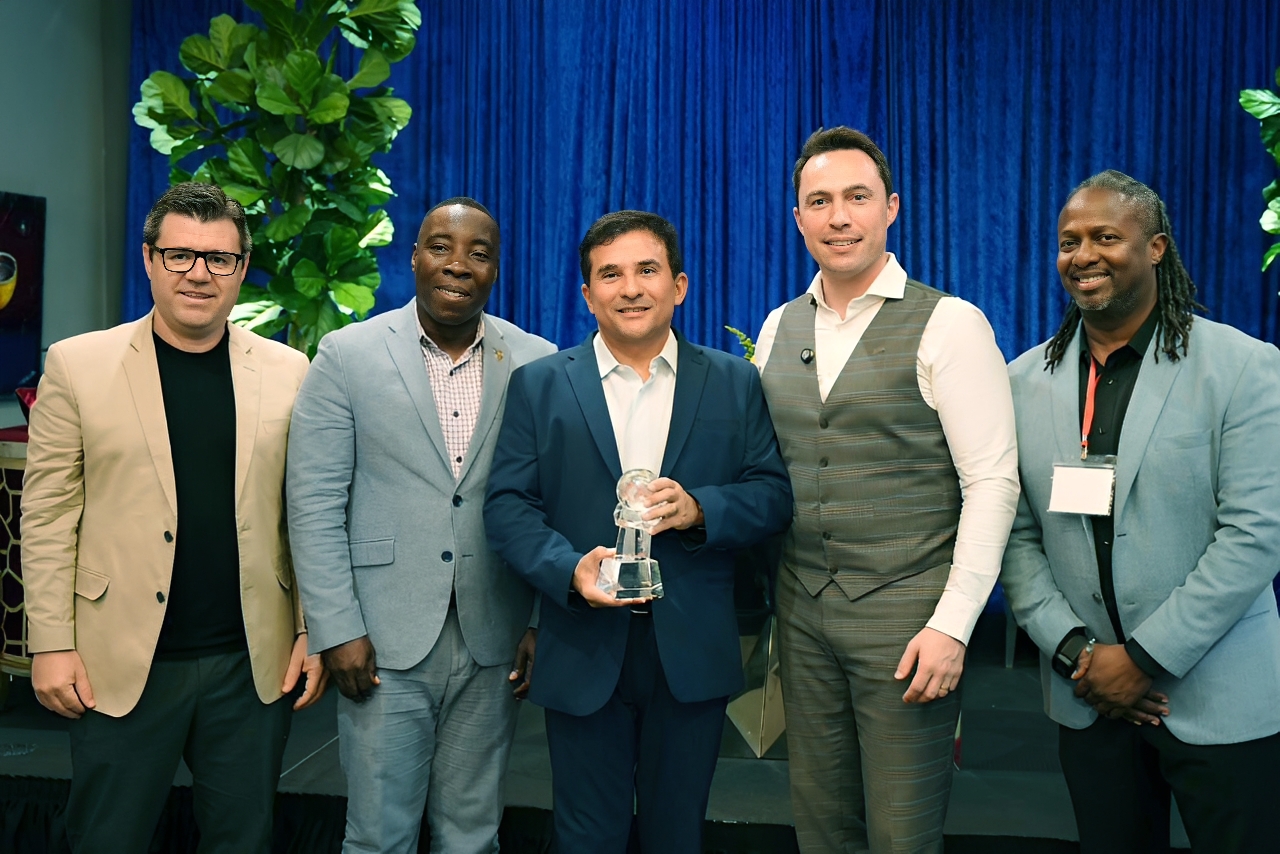 Ministro do Esporte recebe prêmio Global Goal Connect por atuação no esporte e futebol feminino